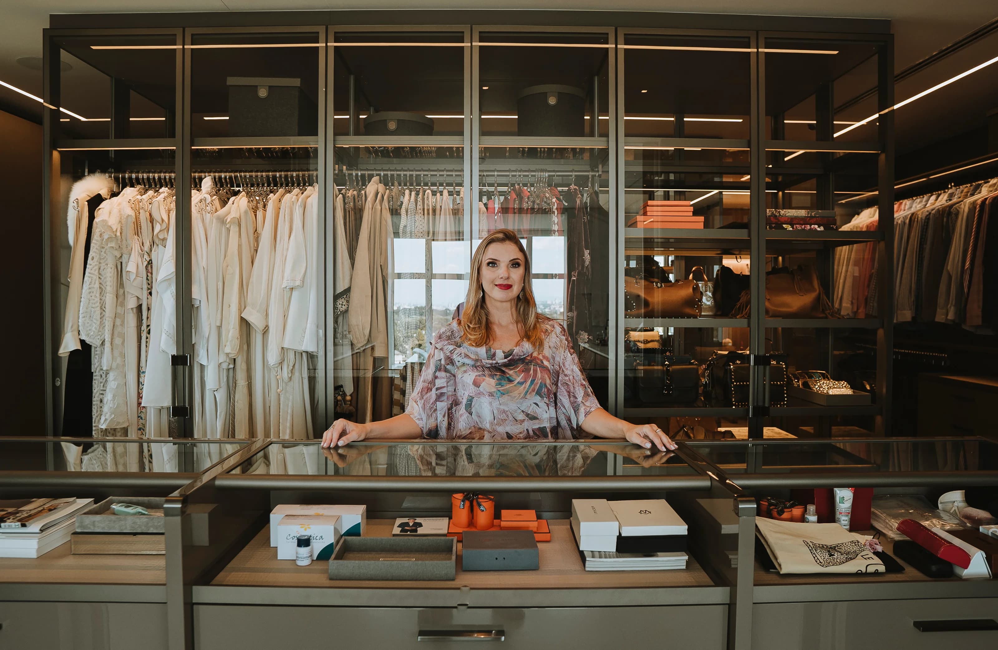 Ana Alarcon em um closet de alto padrão organizado por ela