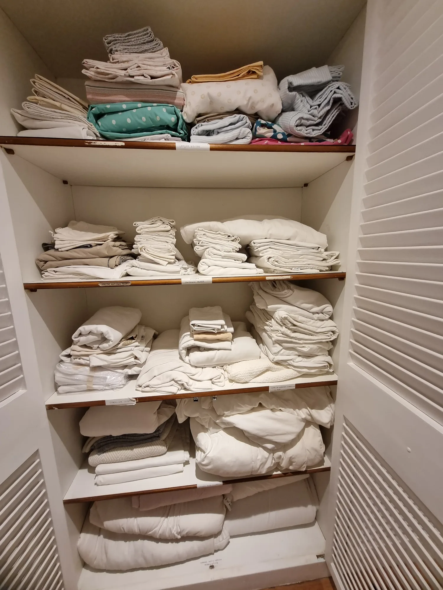 Rouparia antes da organização, com roupas de cama e banho misturadas