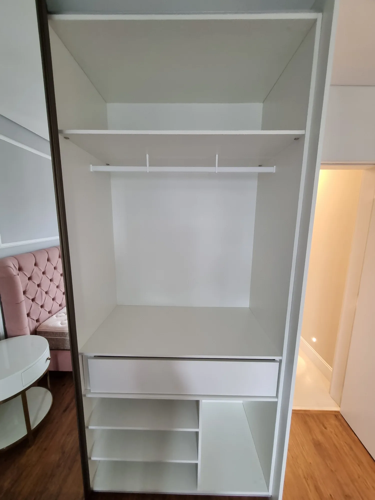 Guarda-roupa vazio de um quarto recém-entregue, antes da chegada do acervo da moradora