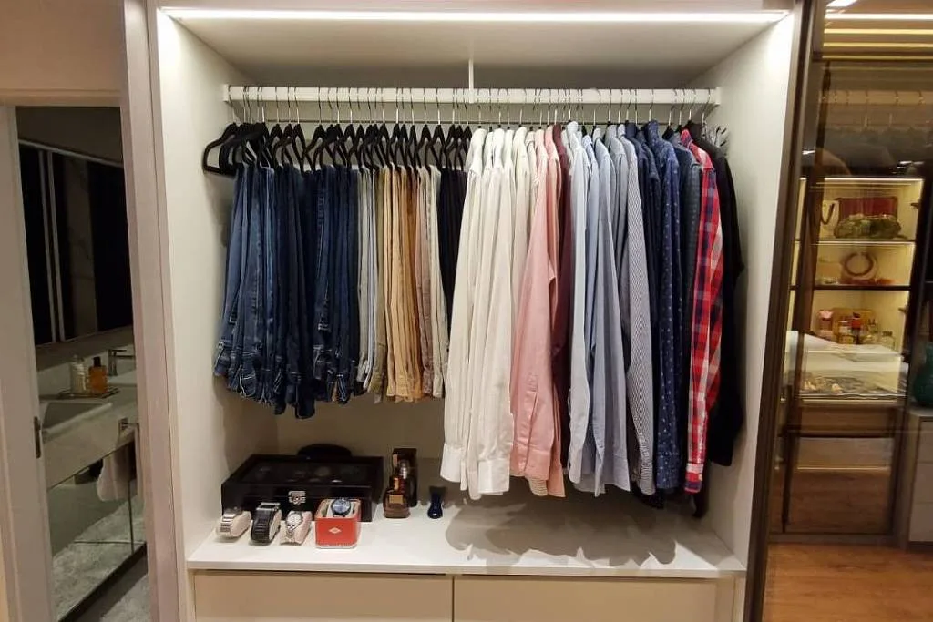 Closet organizado pela Ana Alarcon, foto que abre a matéria da Folha